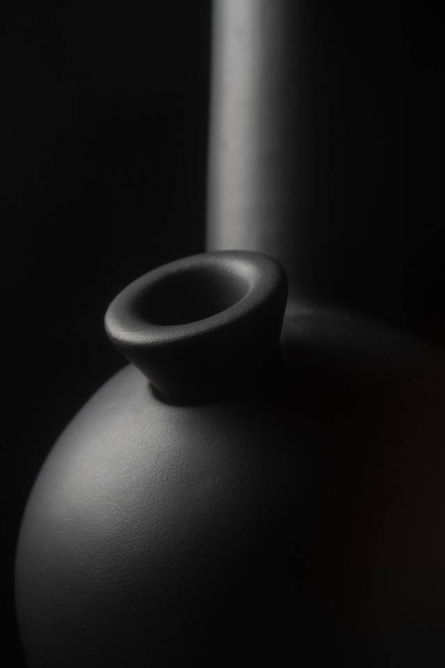 Chongo Smoking Vase in Charcoal Black